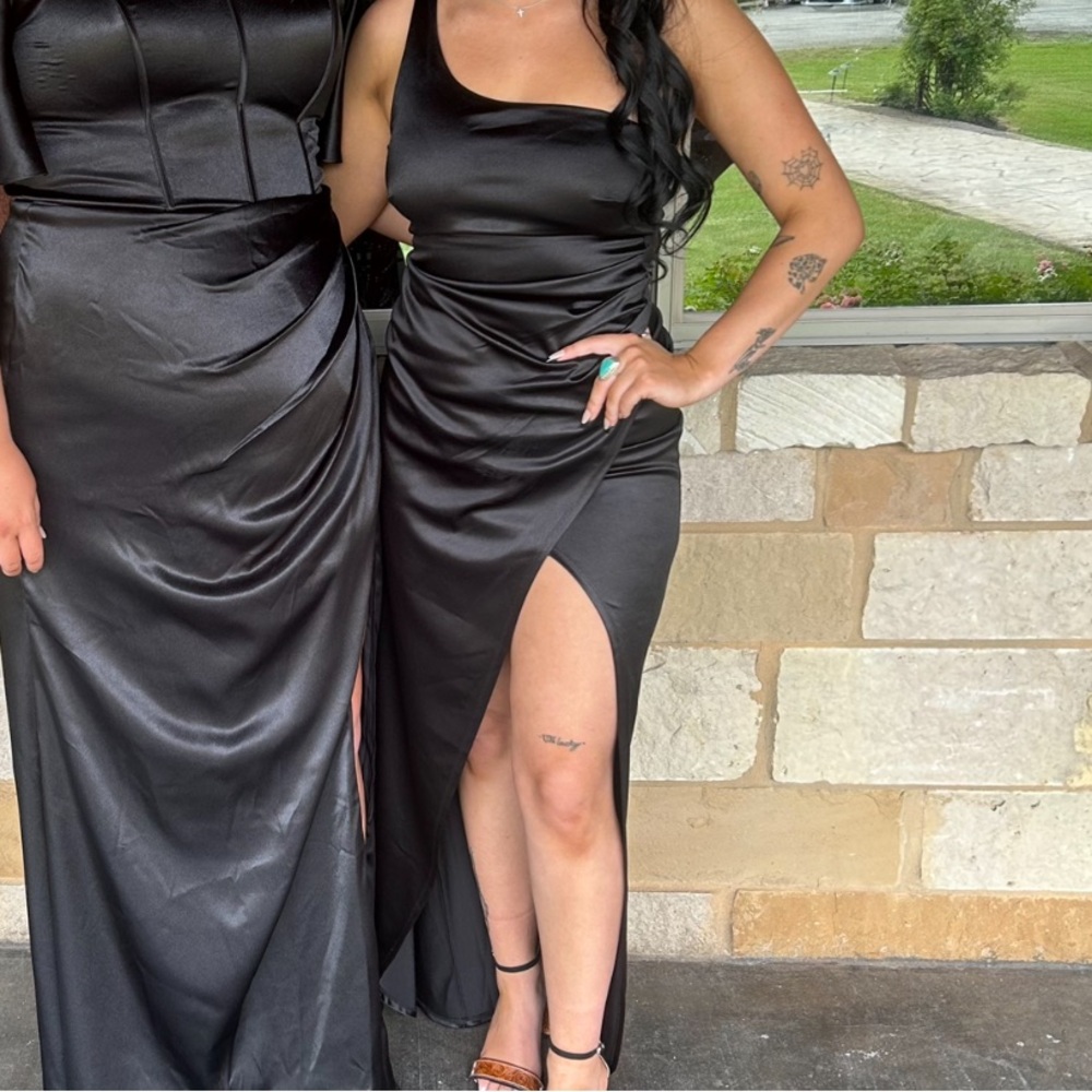 Emerald Sundae Black One Shoulder Dresses